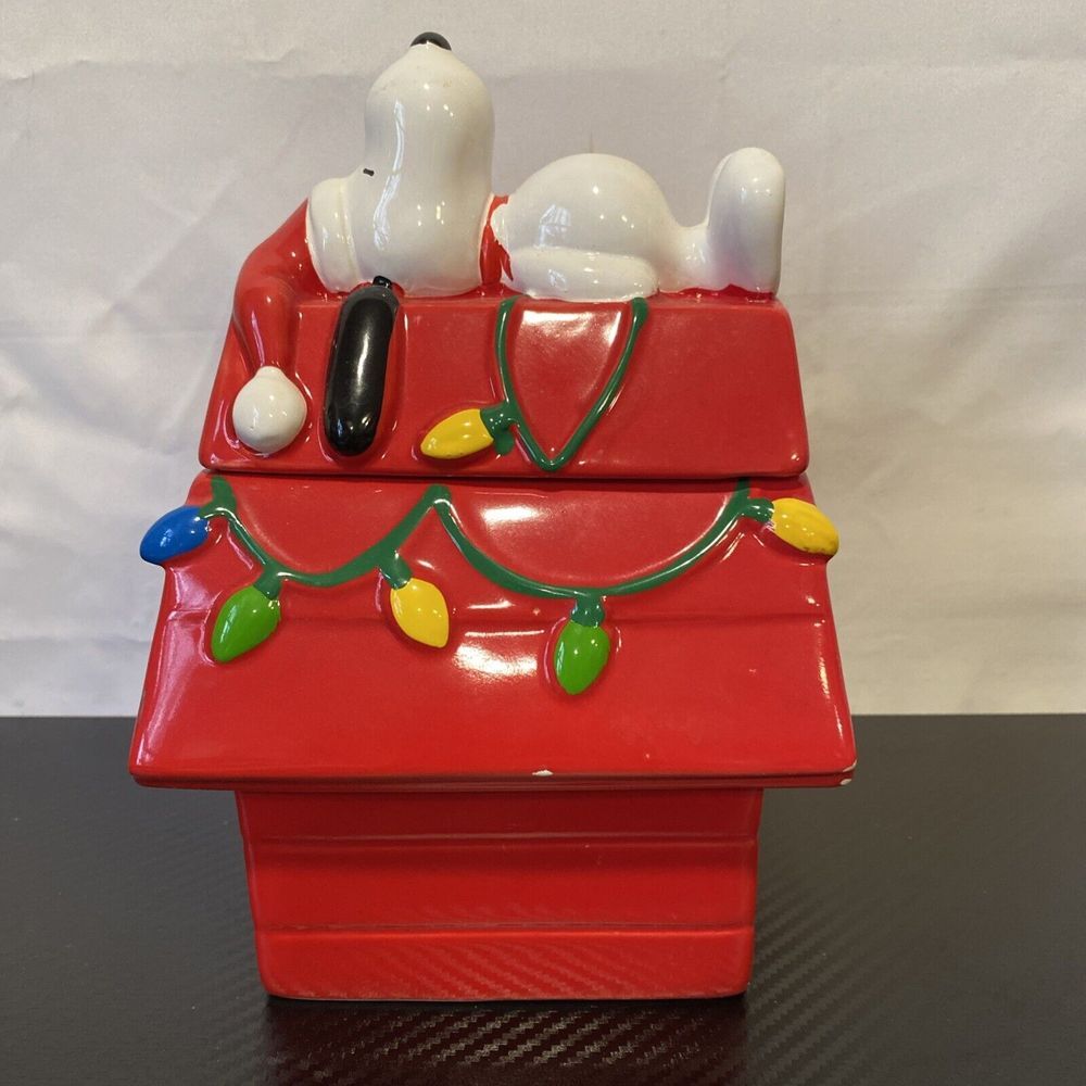 Peanuts 50 Years A Charlie Brown Christmas Snoopy‎ Dog House Treat Jar / Holder